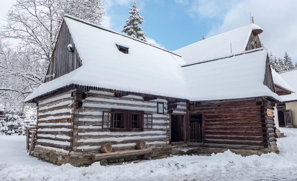 Dřevěná chata v Zuberec, Slovensko — Stock fotografie