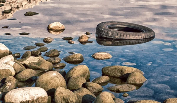 Pneumatiky v jezeře — Stock fotografie