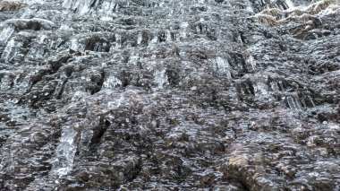 buz sarkıtları kaya