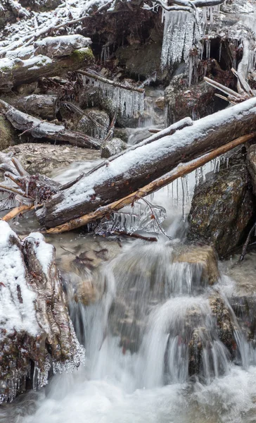 Río congelado en Janosikove diery, Eslovaquia —  Fotos de Stock