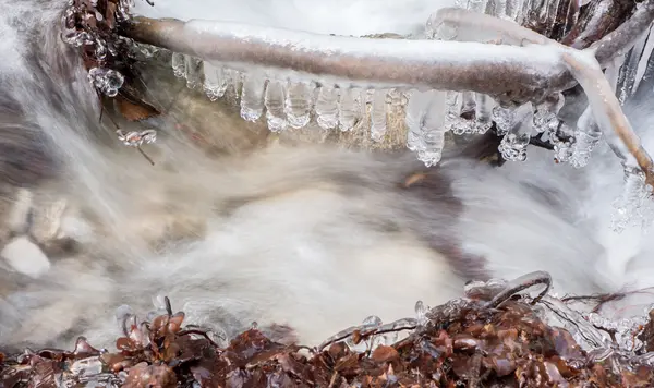 Fagyasztott patak Janosikove diery, Szlovákia — Stock Fotó