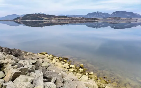 Reflexão sobre o reservatório Liptovska Mara, Eslováquia — Fotografia de Stock