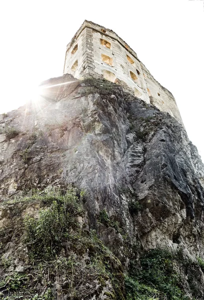 Castello in rovina sulla roccia — Foto Stock