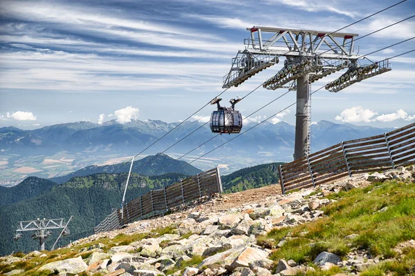 Kabelbaan funitel in lage Tatra gebergte, Slowakije — Stockfoto