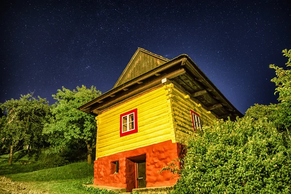 Maison rurale dans la nuit, Slovaquie — Photo