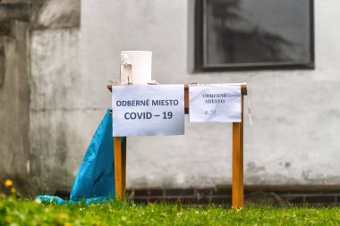 VYSNY KUBIN, SLOVAKIA - 23 Ekim 2020: Orava bölgesinde Slovak nüfusunun coronavirus COVID-19 testi