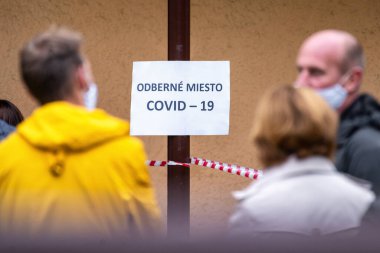 DOLNY KUBIN, SLOVAKIA - 23 Ekim 2020: Coronavirus COVID-19 testi için kontrol noktasının önünde maskeli insanlar bekliyor