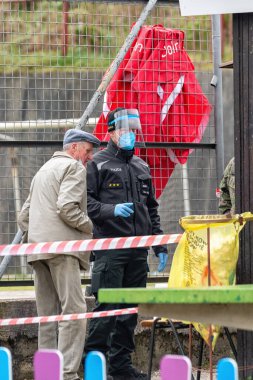 VYSNY KUBIN, SLOVAKIA - 23 Ekim 2020: Slovak nüfusunun Coronavirus COVID-19 testi sırasında kalkanlı polis