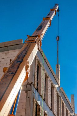 İnşaat alanında hidrolik kamyon vinci