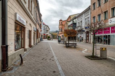RUZOMBEROK, SLOVAKIA - 30 Ekim 2020: Coronavirus COVID-19 kısıtlamaları nedeniyle boş şehir merkezi