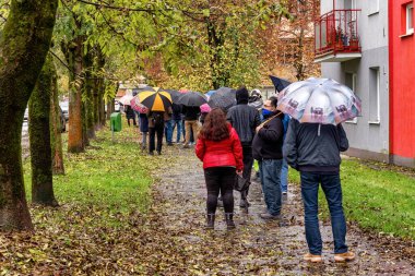 RUZOMBEROK, SLOVAKIA - 31 Ekim 2020: İnsanlar koronavirüs COVID-19 için Slovak nüfusunu test etmek için kontrol noktası önünde sırada bekliyorlar