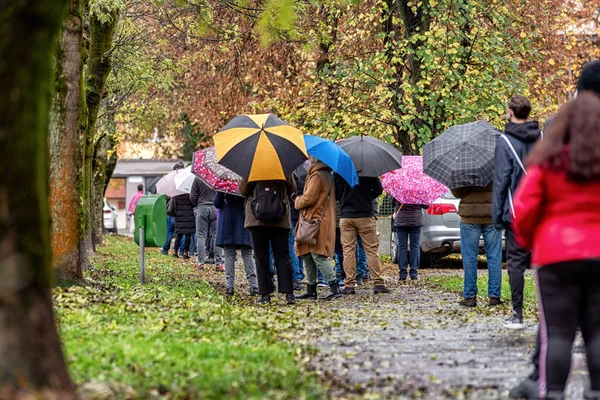 Ruzomberok Eslovaquia Octubre 2020 Las Personas Que Esperan Cola Frente — Foto de Stock