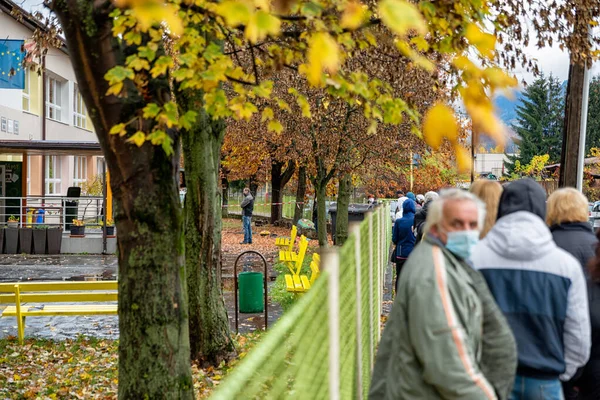 Ruzomberok Eslováquia Outubro 2020 Pessoas Mascaradas Esperando Fila Frente Posto — Fotografia de Stock