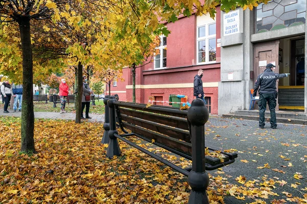 Ruzomberok Slovakia October 2020 戴口罩的人在检查站前排队等着检测斯洛伐克人是否患有Coonavirus Covid — 图库照片