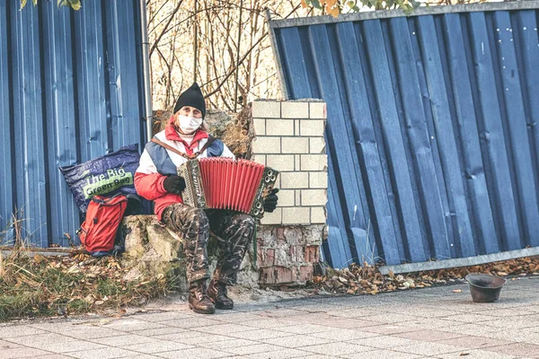 Ruzomberok Slowakije November Straatkunstenaar Met Gezichtsmasker Muzikant Speelt Onaccordeon Het — Stockfoto