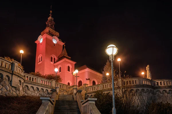 Ruzomberok Slovaquie Novembre 2020 Église Saint Ondrej Été Illuminée Rouge — Photo