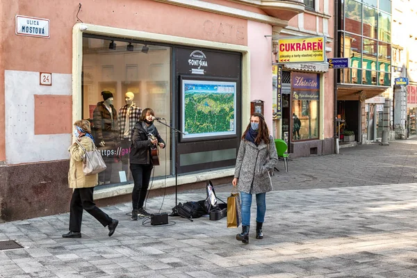 Ruzomberok Slowakije November Straatkunstenaar Met Gezichtsmasker Muzikant Speelt Gitaar Het — Stockfoto