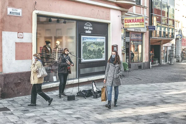 Ruzomberok Slovacchia Novembre Artista Strada Con Maschera Musicista Che Suona — Foto Stock