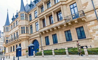 LUXEMBOURG ŞEHRİ, LUXEMBOURG - 23 Mart 2013 'te Lüksemburg' daki Grand Dük Sarayı önünde onur kıtası