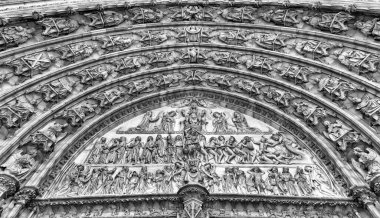 Ana kapı. Belçika 'nın Antwerp şehrindeki Leydimizin Katedrali' ndeki gotik timpanumun ayrıntıları.