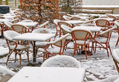 Coronavirus Covid-19 salgını nedeniyle kapalı karlı restoran terası.