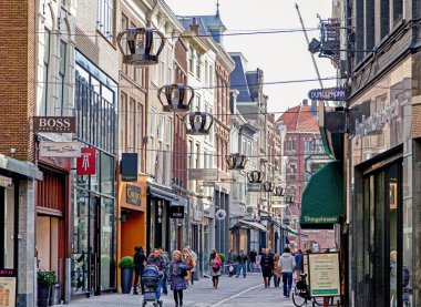 HAG, NETHERLANDS - 25 Mart 2013: Kasaba merkezinde yürüyen insanlar