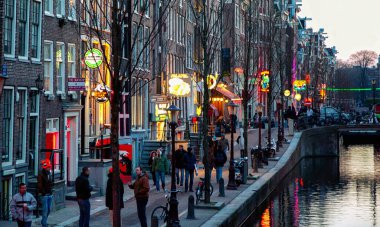 AMSTERDAM, NETHERLANDS - 26 Mart 2013: Birçok fuhuş ve seks odaklı işletmelerin bulunduğu Amsterdam genelev bölgesi.