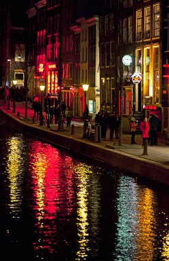 AMSTERDAM, NETHERLANDS - 26 Mart 2013: Birçok fuhuş ve seks odaklı işletmelerin bulunduğu Amsterdam genelev bölgesi.