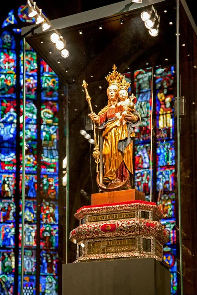 Madonna Nın Çocuklu Heykeli Lüksemburg Daki Notre Dame Katedralinde Arka — Stok fotoğraf