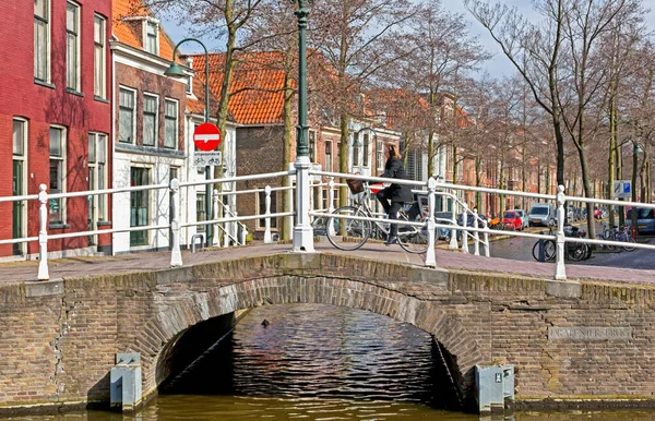 Delft Nederland Maart 2013 Fietsvrouw Waterkanaal Centrum Stad — Stockfoto