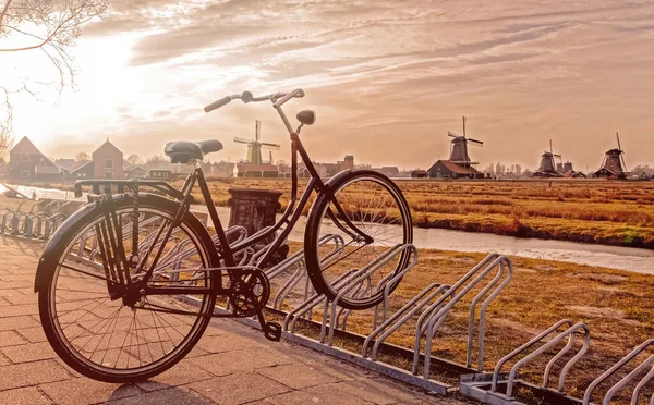 Hollanda Zaanse Schans Müzesi Nde Eski Bisiklet Yel Değirmenleri — Stok fotoğraf