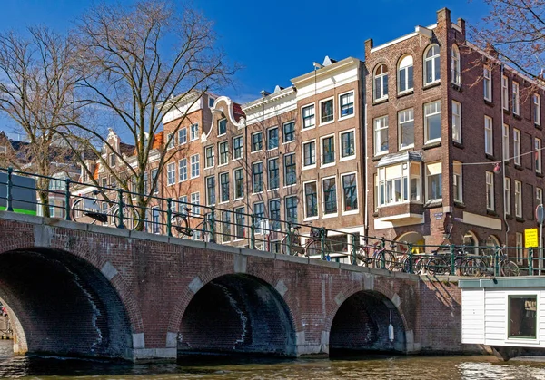 Amsterdam Nederländerna Mars 2013 Typisk Amsterdamarkitektur Från Vattenkanalen — Stockfoto