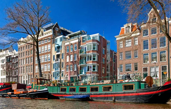 アムステルダム オランダ 2013年3月26日 水上運河と典型的なオランダ建築のハウスボート — ストック写真
