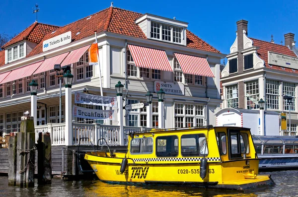 Amsterdam Netherlands Mart 2013 Şehrin Merkezindeki Kanalında Sarı Taksisi — Stok fotoğraf