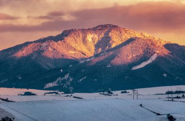 SLovakya 'daki Low Tatras dağlarındaki Kar Tepesi Polodnica. Renkli gün batımı