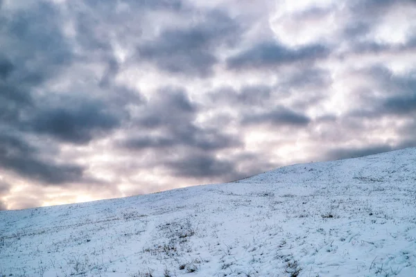 Neve Bianca Nuvole Scure Sul Cielo — Foto Stock