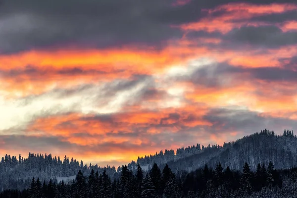 背景の夜空と冬の山の上のカラフルな雲 — ストック写真