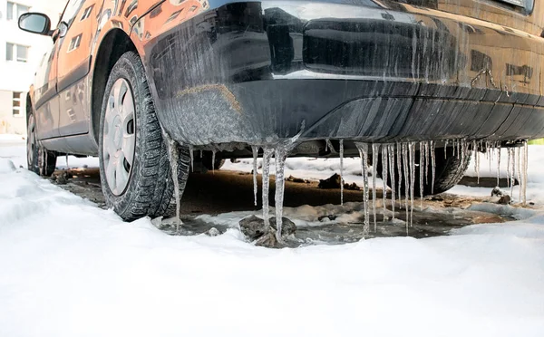 Βρώμικο Αυτοκίνητο Παγοκύστες Κρύο Χειμώνα Στην Πόλη — Φωτογραφία Αρχείου