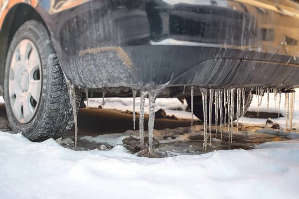 Грязная Машина Сосульками Бамбере Холодная Зима Городе — стоковое фото