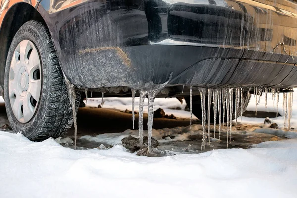 Грязная Машина Сосульками Бамбере Холодная Зима Городе — стоковое фото