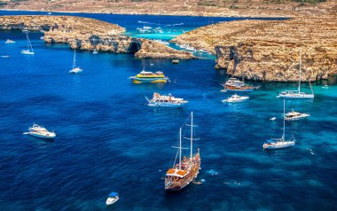 COMINO, MALTA - 18 Temmuz 2015 Comino Adası 'ndaki Blue Lagoon' da lüks yatlar