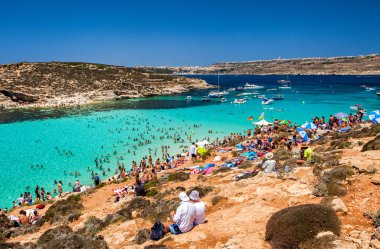 COMINO, MALTA - 18 Temmuz 2015 Comino adasındaki Blue Lagoon 'da aşırı kalabalık plaj