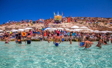 COMINO, MALTA - 18 Temmuz 2015 Comino adasındaki Blue Lagoon 'da aşırı kalabalık plaj