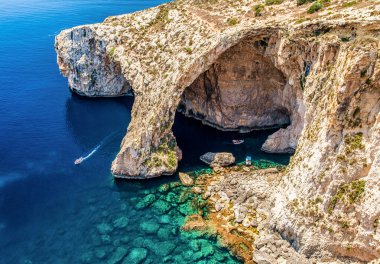 Malta 'daki ünlü Blue Grotto kemeri.