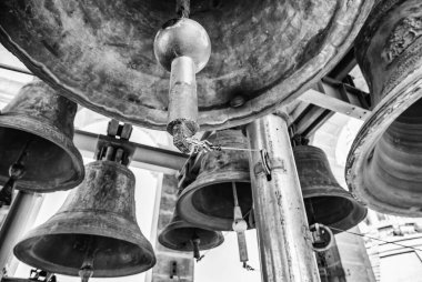 Çan kulesinde kilise çanları. Malta 'da Xewkija' lı Rotunda