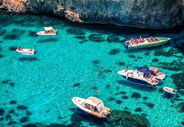 Комино Мальта Июля 2015 Роскошные Яхты Кристально Голубом Море Голубой — стоковое фото