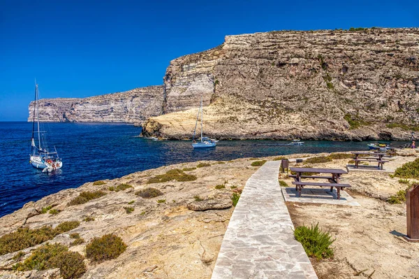 Xlendi Malta 2015 Július Jachtok Tengeren Xlendi Öbölben Gozo Szigetén — Stock Fotó