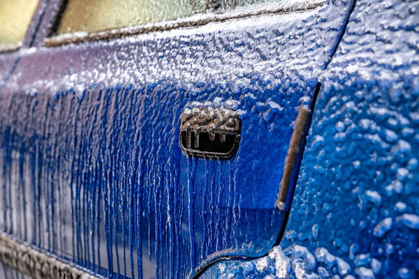 Kışın Buzlu Yağmurla Kaplı Arabanın Ayrıntıları — Stok fotoğraf