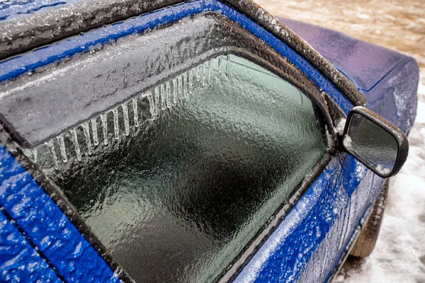 Carro Coberto Por Ciclones Chuva Gelada Inverno — Fotografia de Stock