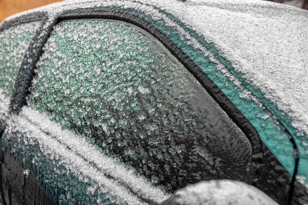 Auto Von Eiszapfen Vor Eisregen Winter Bedeckt — Stockfoto